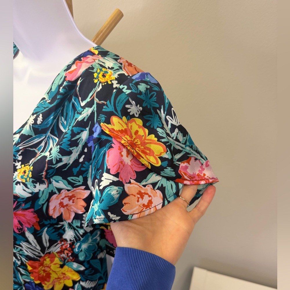 NWT Tahari ASL Multicolor Floral V-Neck Blouse Size S - Picture 4 of 8